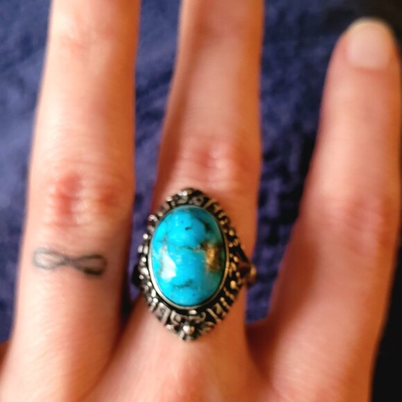 Stunning Sterling Silver Turquoise Ring - Elegant & Unique Design - Picture 3 of 4